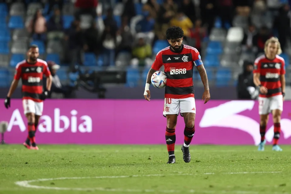 Jogadores do Flamengo lamentam após gol marcado pelo Al-Hilal (Foto: James Williamson - AMA/Getty Images)
