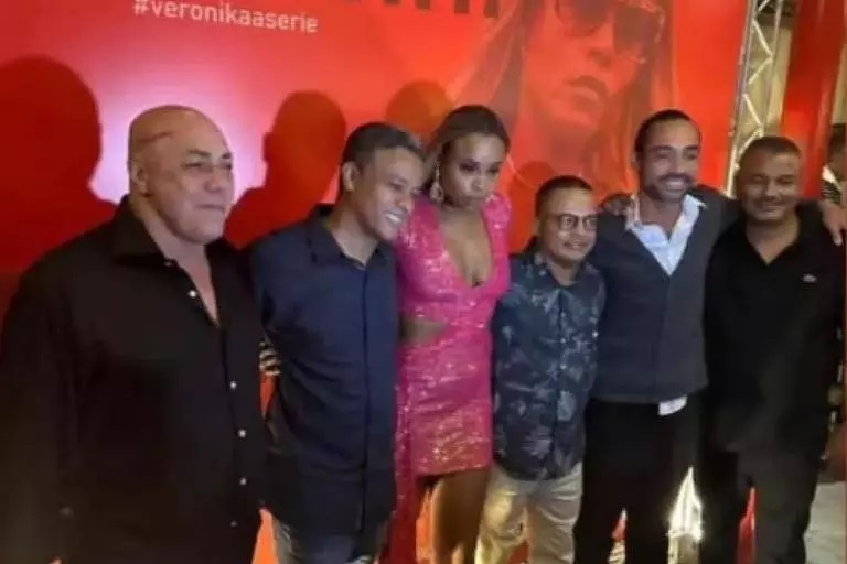 Da esquerda para a direita: Celsinho da Vila Vintém, Polegar, a atriz Roberta Rodrigues, Facão, o ator e diretor Sergio Guindane e MB | Foto: Reprodução/Instagram/Alerta Rio