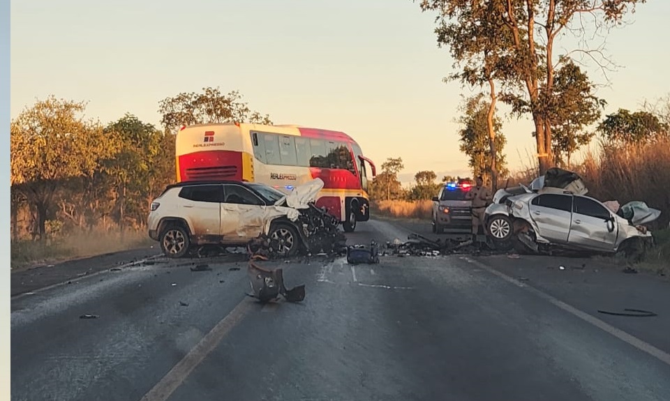 Os destroços dos veículos envolvidos no acidente na BR-242, em Barreiras, Bahia | Foto: Divulgação 17° Batalhão de Bombeiros Militar