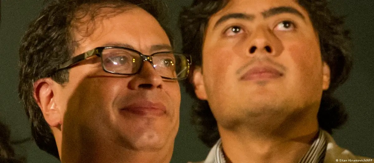 Gustavo Petro (esq.) e seu filho Nicolás Petro, em 2014 - Foto: Eitan Abramovich/AFP