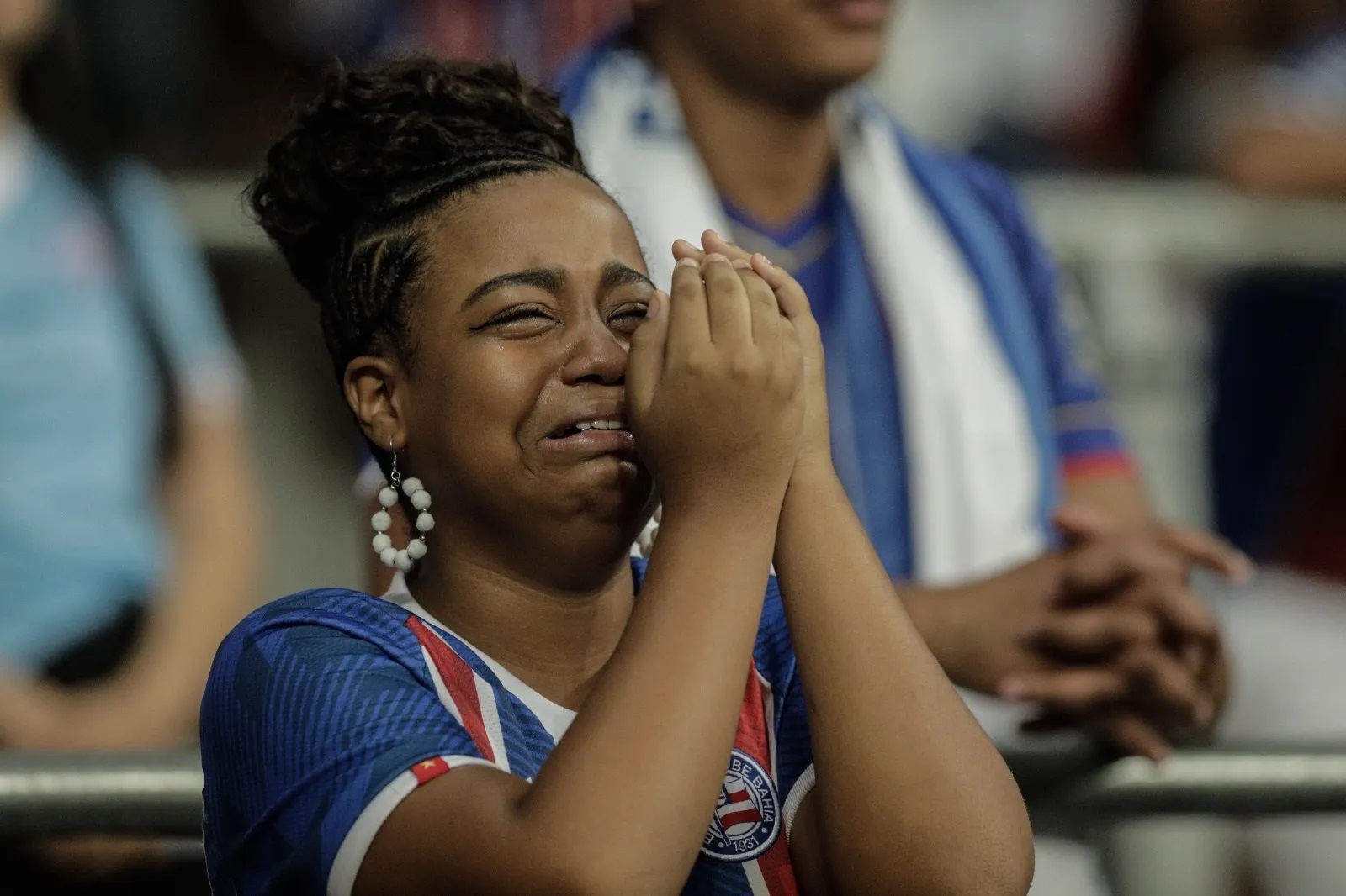 Torcedora do Bahia não segura a tristeza após gol do São Paulo | Foto: Uendel Galter