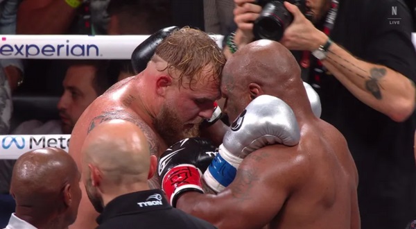 Logan Paul e Mike Tyson Crédito: Reprodução/Netflix