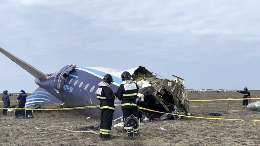 Imagens do acidente de avião da Embraer no Cazaquistão Foto: EFE/EPA/AZAMAT SARSENBAYEV