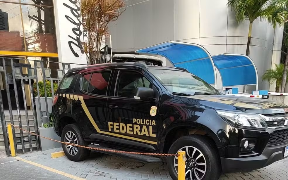 Polícia federal cumpriu mandado de busca e apreensão em empreiteira na capital baiana — Foto: Francis Juliano/ Bahia Notícias