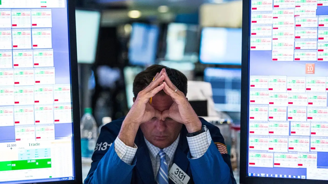 Antes da abertura do mercado em Nova York, os futuros do Dow Jones, do Nasdaq e do S&P 500 chegaram a cair cerca de 5% (Andrew Burton/Getty Images)
