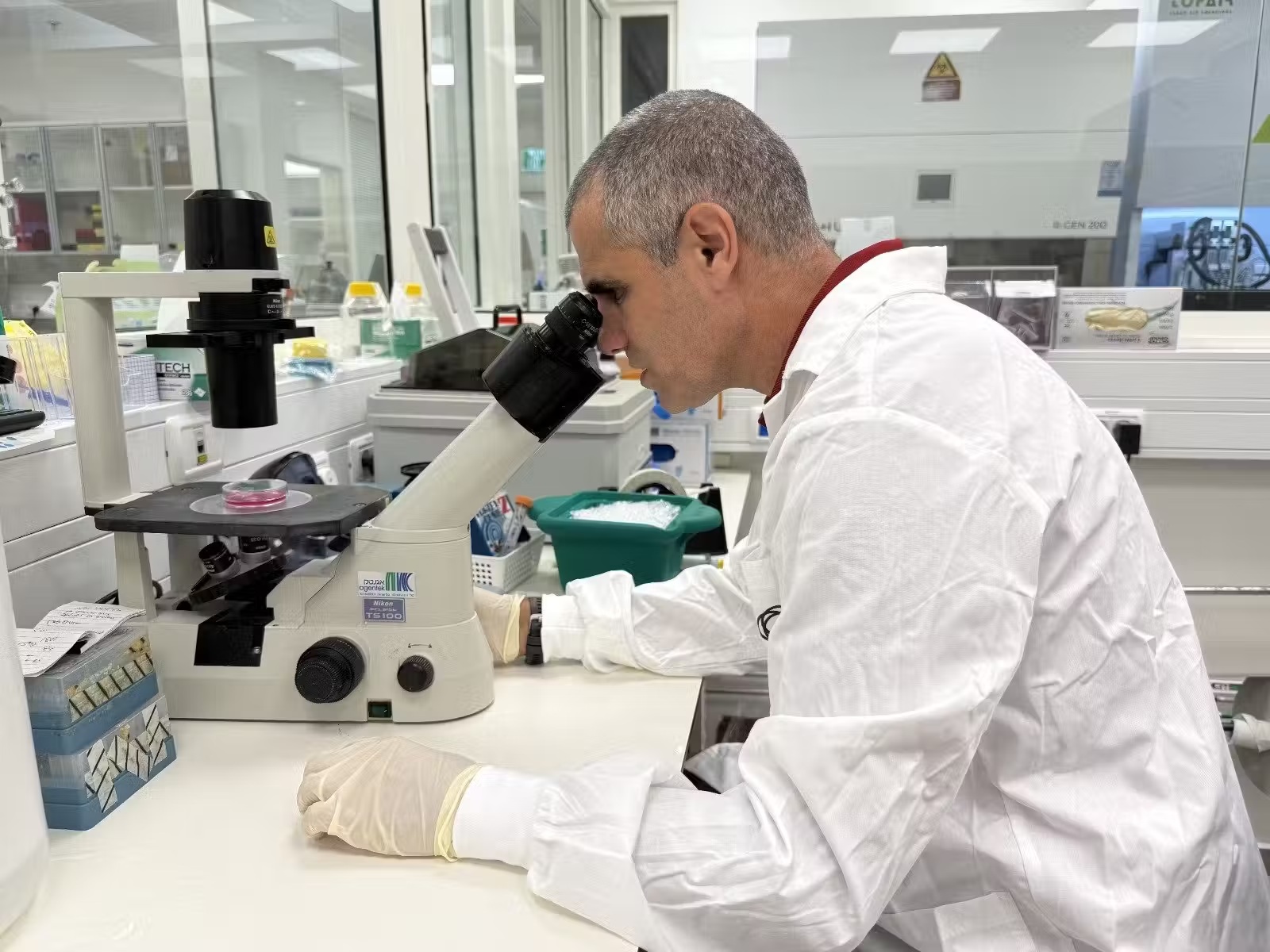 O professor Tal Dvir, da Universidade de Telaviv trabalha há 3 anos para fazer o 1º transplante de medula espinhal do mundo. – Foto: reprodução/Telaviv University