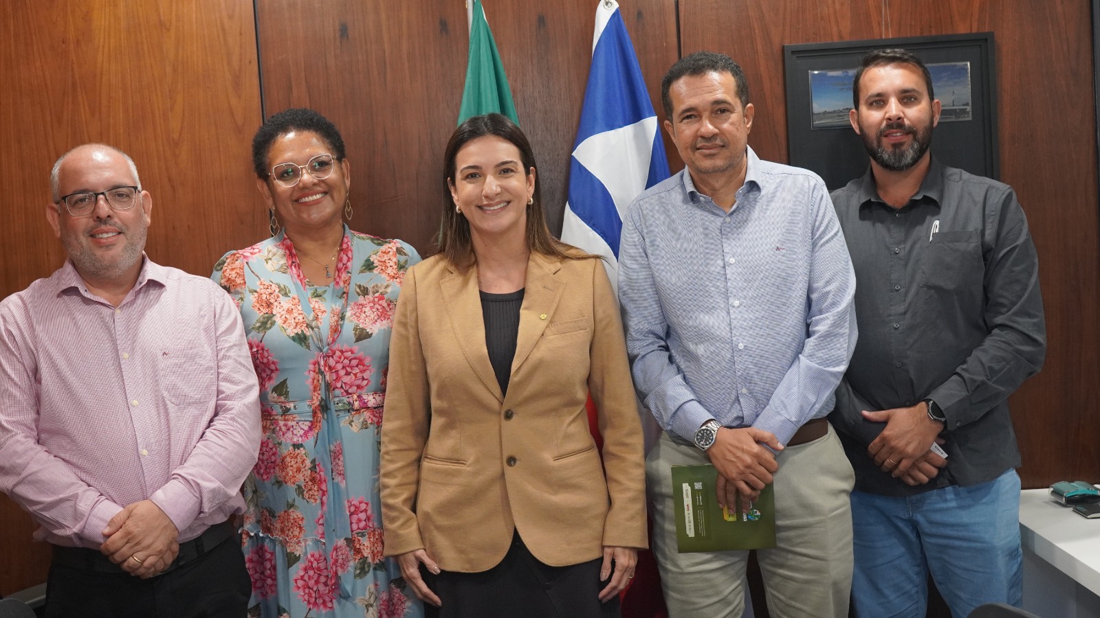 Presidente da Acrifor, Sabino Filho e equipe entregando o convite da AgroFormosa 2025 a Deputada Federal Roberta Roma