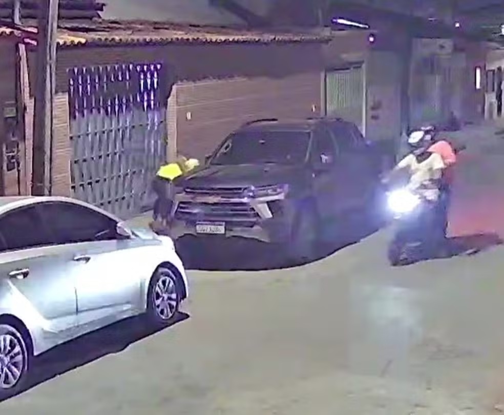 Jovem de 18 anos é baleado no meio da rua na Bahia — Foto: Reprodução/Redes Sociais