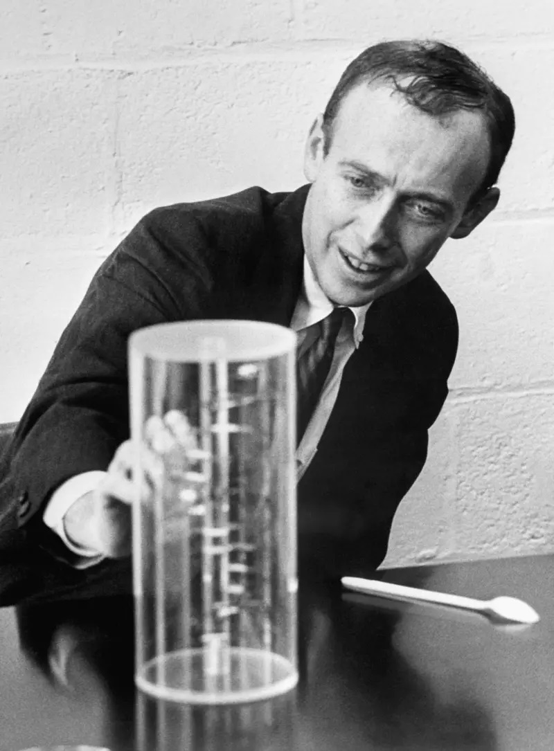 James Watson mostra um modelo de DNA no seu laboratório, em 1962 - Getty Images