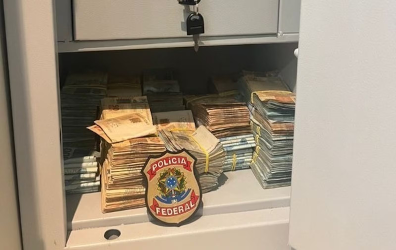 Operação envolve 10 mandados de prisão e 63 de busca - Divulgação/ PF