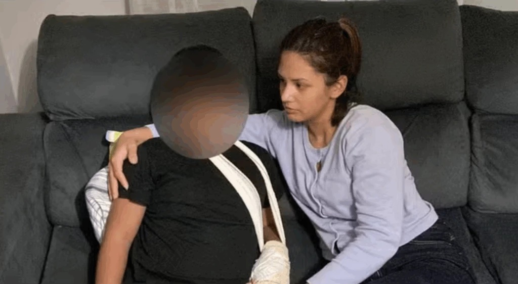 Mãe ao lado do filho que perdeu dois dedos durante agressão em escola Foto: Arquivo Pessoal