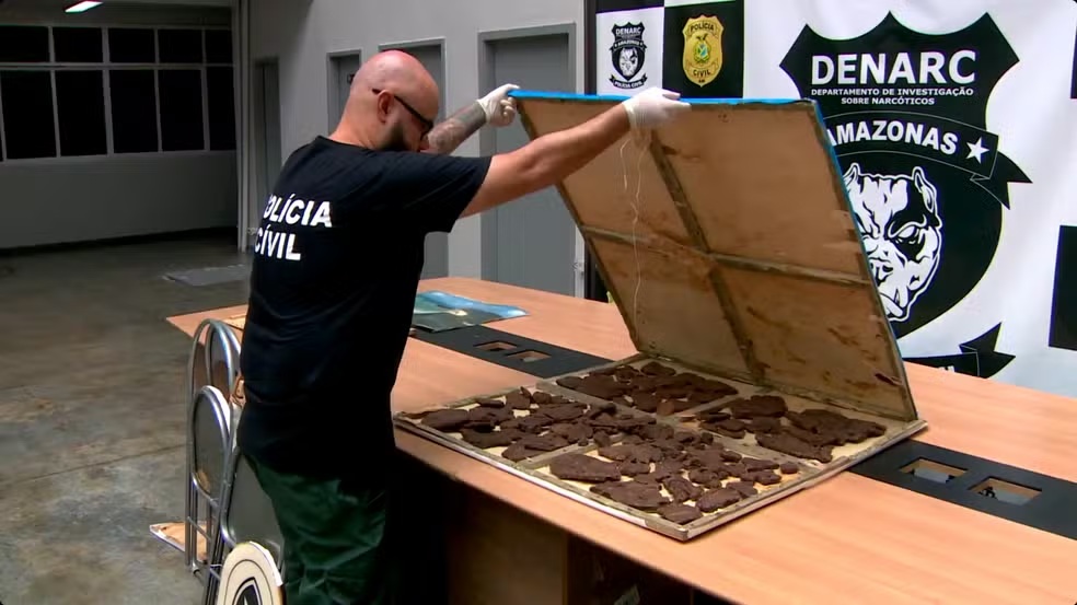 'Cocaína negra': investigadores encontraram a droga escondida em fundos falsos. — Foto: Reprodução/TV Globo