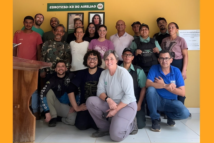 Parte da equipe de pesquisadores com colaboradores da ESEC do Rio Preto