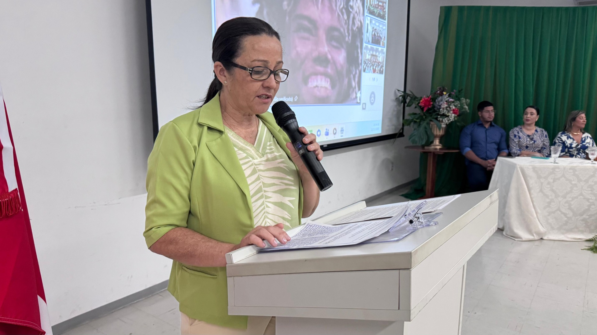 Diretora do CETEP Almir Teixeira Santos, Enivania Serpa. Imagem/Revista Formosa