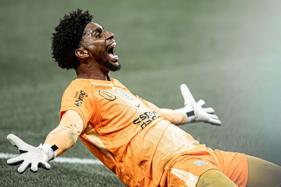 Hugo Souza chegou a dez pênaltis defendidos pelo Corinthians - Danilo Fernandes / Meu Timão