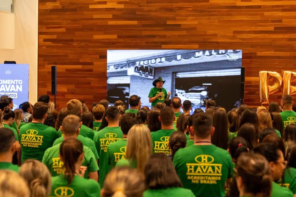 Luciano Hang e funcionários das Lojas Havan — Foto: Havan/Divulgação