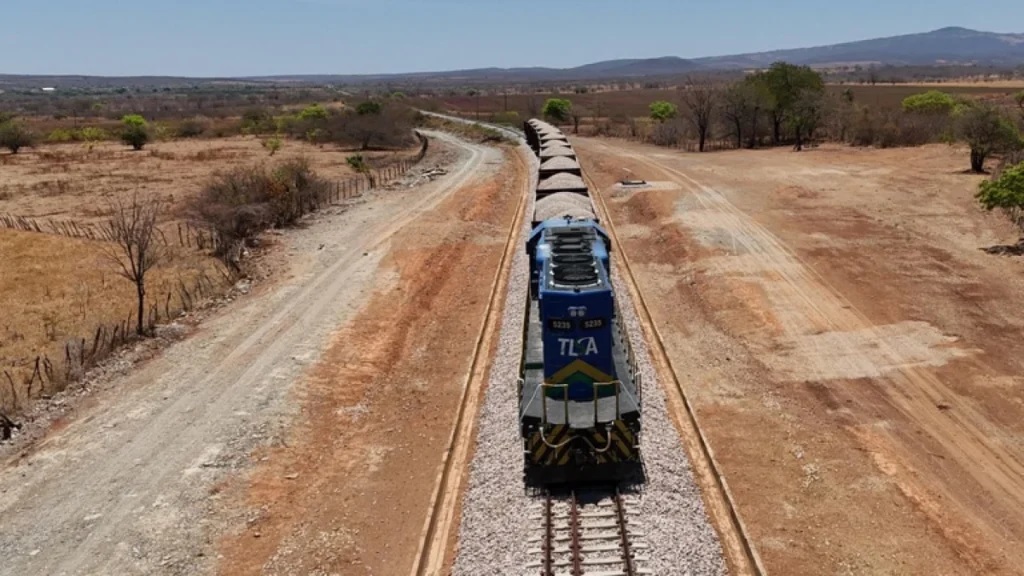 A gipsita e calcário serão transportados, em fase de testes, em parte dos 727 km concluídos no trecho da Ferrovia Transnordestina que vai ligar o Piauí ao Porto de Pecém, passando por Salgueiro. Foto: Yasmin Fonseca/MIDR