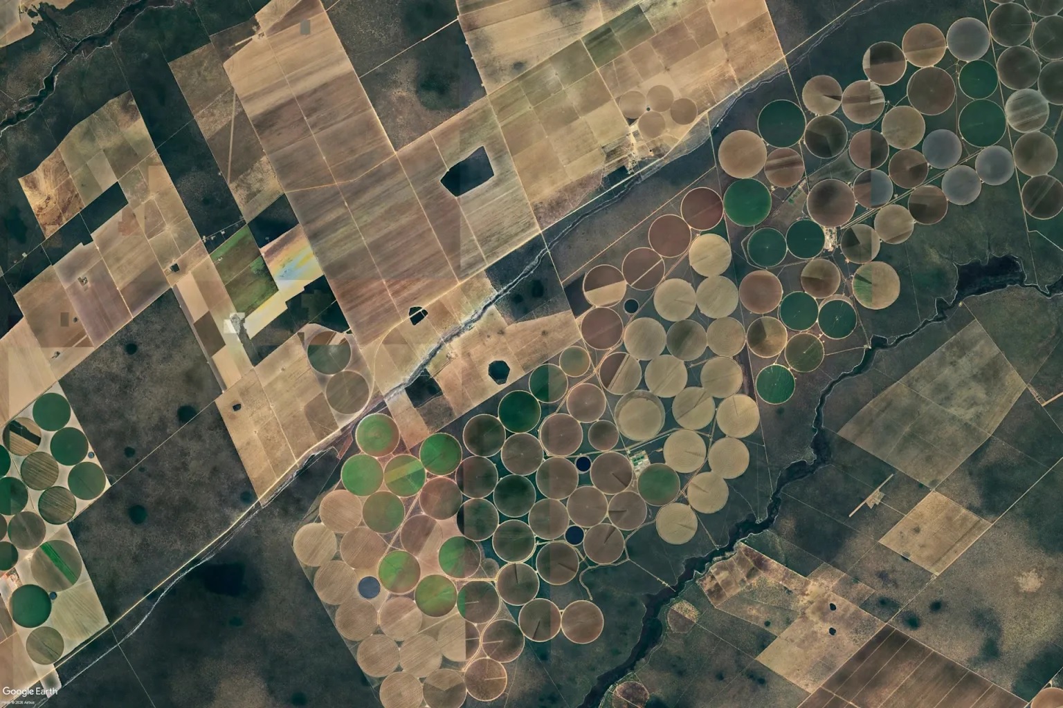 Cenário de fazendas com pivôs centrais de irrigação no oeste da Bahia