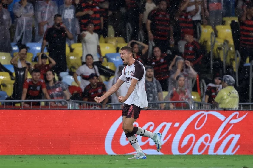 Rodrigo Castillo comemora o primeiro gol do Lanús sobre o Flamengo • Buda Mendes/Getty Images