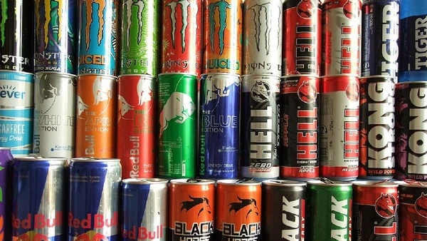 Consumo de bebidas à base de cafeína ou taurina se tornou Crédito: Oto Zapletal / Wikimedia Commons