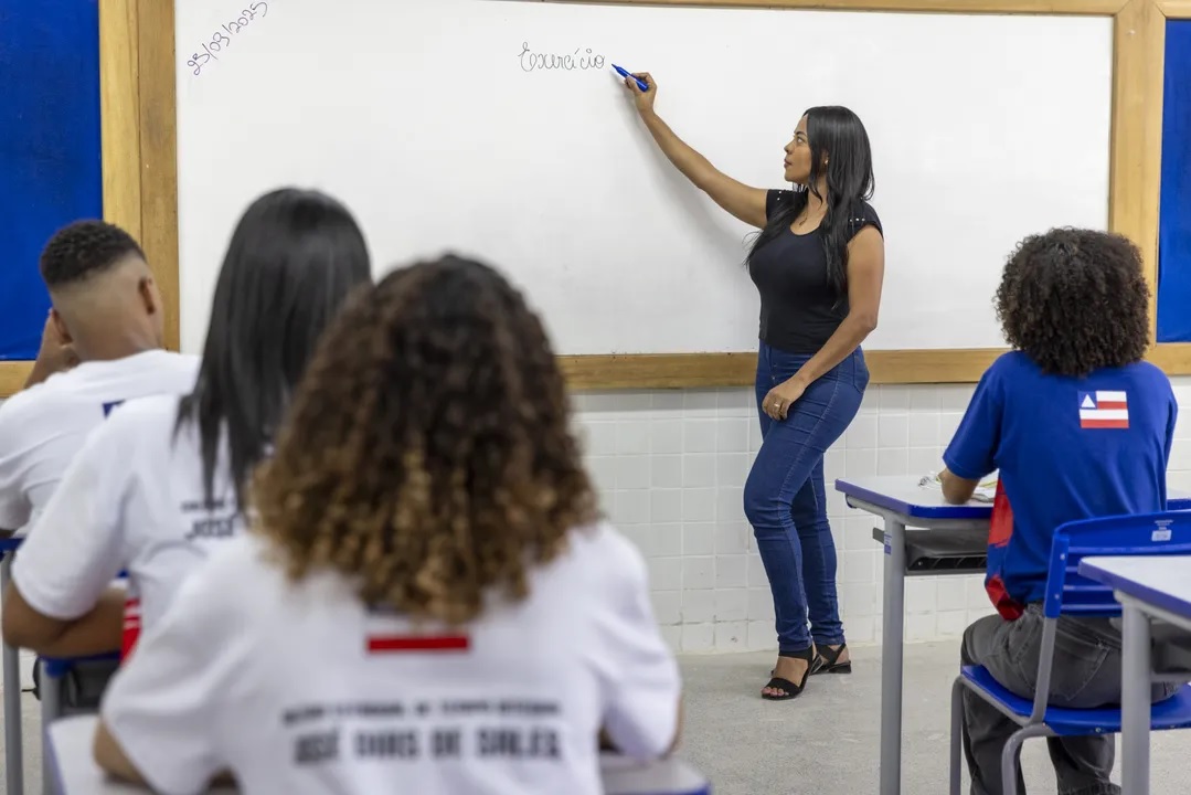 Professora e alunos da rede estadual em sala de aula - Foto: André Fofano/SEC Bahia
