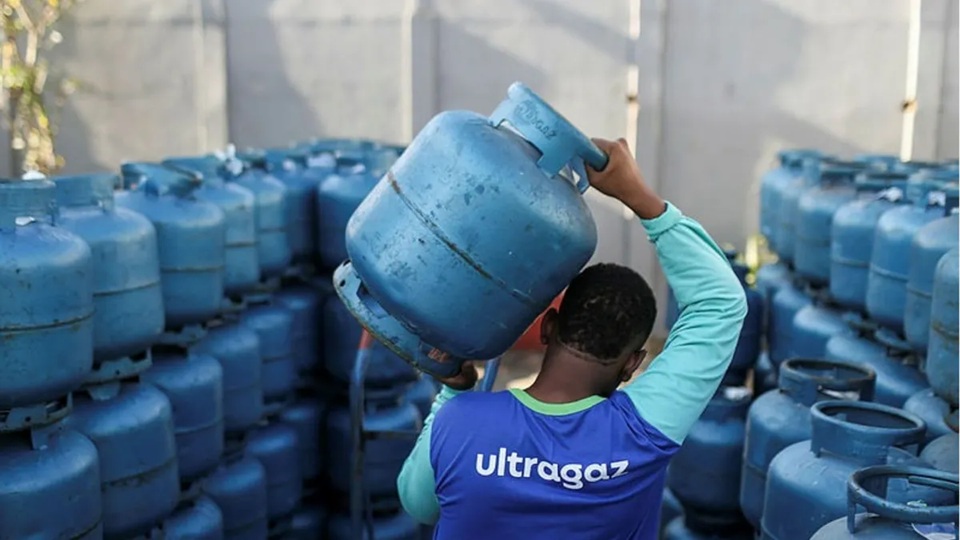 Aumento anunciado pela Acelen já está em vigor para distribuidoras - Foto: Raphael Muller