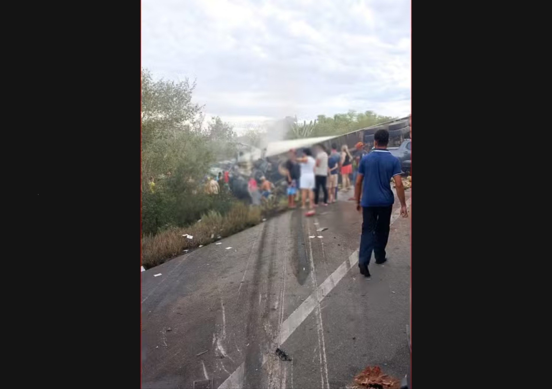 Colisão entre van e caminhão deixa mortos na BR-116, na Bahia — Foto: Blog do Valente