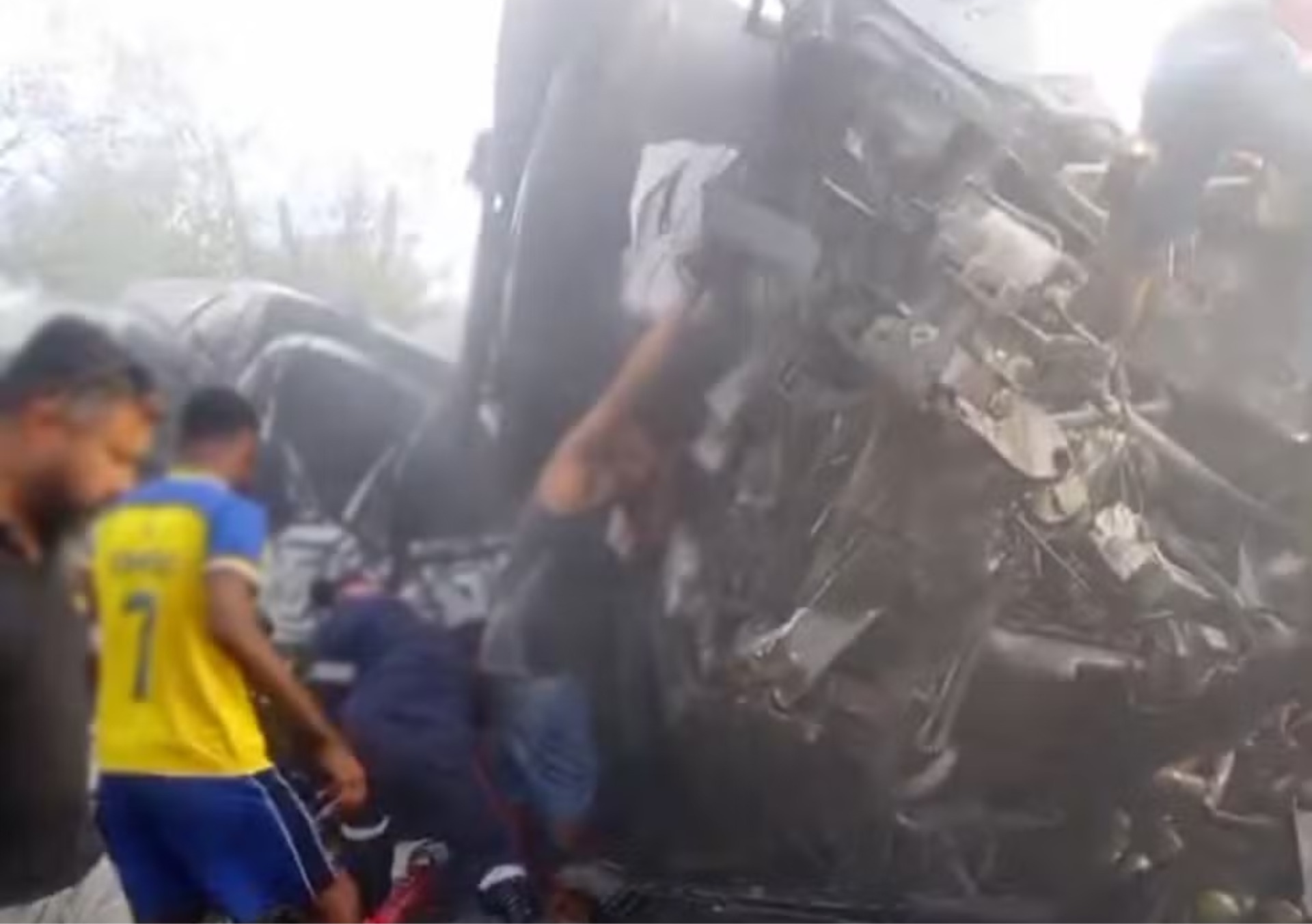 Batida entre van e caminhão ocorreu em trecho de Santa Teresinha, na Bahia — Foto: Blog do Valente