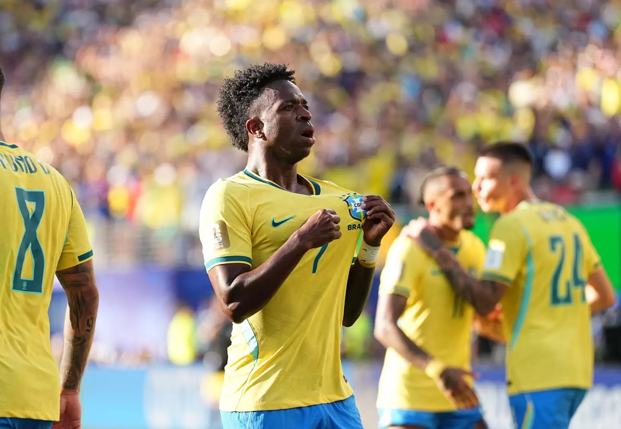 Vini Jr comemorando gol pelo Brasil = Foto: Ulrik Pedersen/NurPhoto / Getty Images