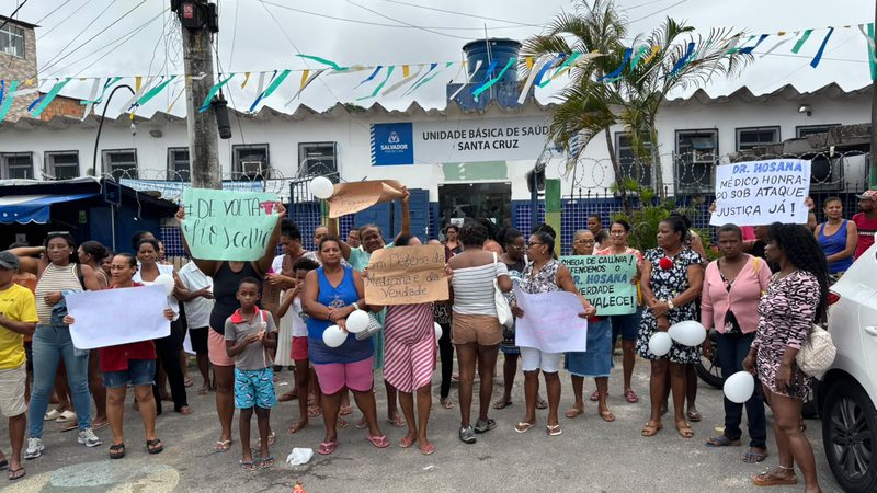 Cerca de 50 mulheres se reuniram em frente à UBS para apoiar o médico ginecologista, afastado após prisão em flagrante
