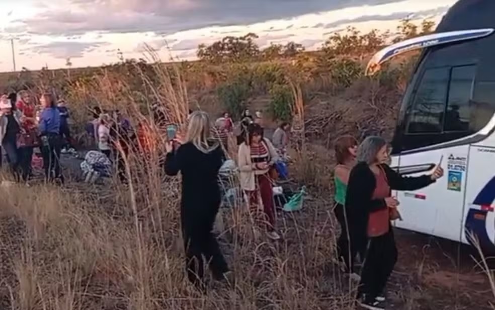 Ônibus de turismo com 44 passageiros bate em carreta na BR-349, no oeste da Bahia — Foto: Reprodução/TV Oeste