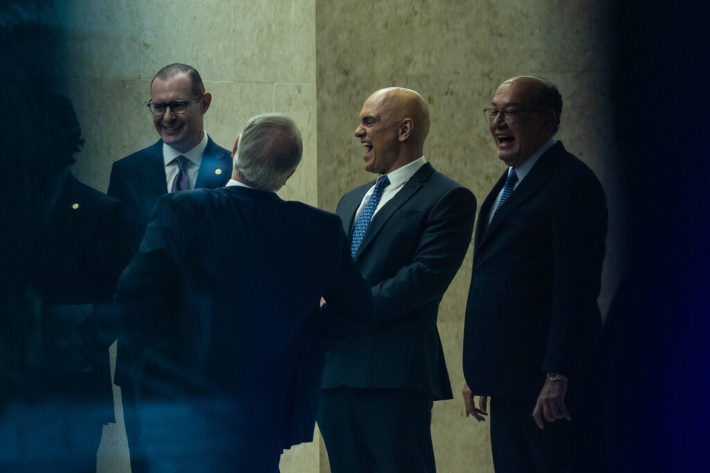 Ministros são flagrados dando risada na saída do plenário em meio à crise envolvendo Moraes Foto: Brenno Carvalho/Agência O Globo