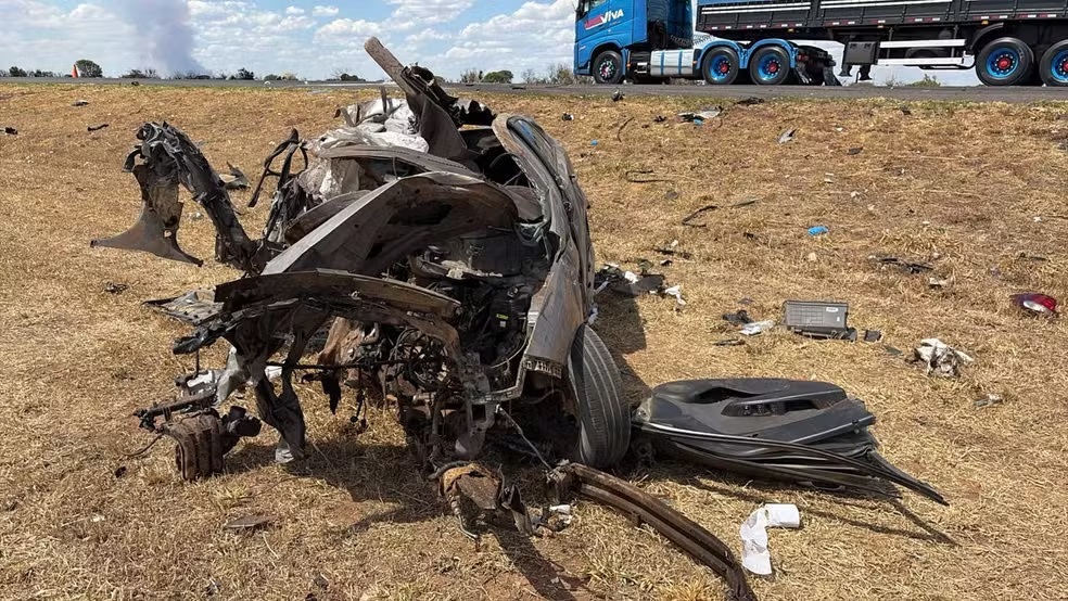 Carro ficou totalmente destruído após acidente — Foto: PRF