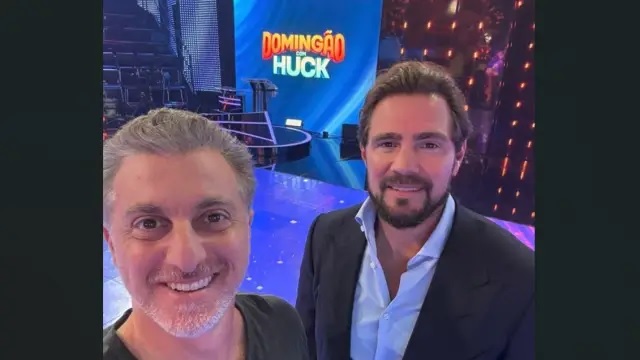 Luciano Huck e Vorcaro no estúdio do Domingão, no fim de 2024 (Dados obtidos pela PF no celular de Vorcaro/Divulgação)