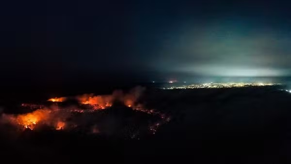 Incêndio às margens da rodovia AM-010, próximo ao bairro Jacarezinho, na entrada de Itacoatiara — Foto: Liam Cavalcante Rede Amazônica