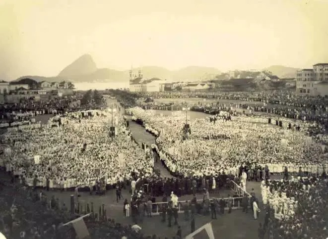 Multidão acompanha a proclamação de Nossa Senhora Aparecida como Padroeira do Brasil, em 31 de maio de 1931, no Rio de Janeiro, então capital federal | Foto: CDM/Santuário Nacional de Aparecida