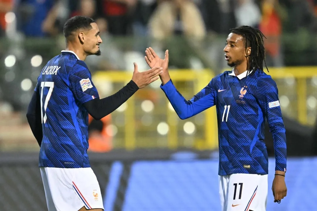 Lacroix e Olise comemoram gol no jogo da França contra a Bélgica - Foto: Nicolas Tucat | AFP