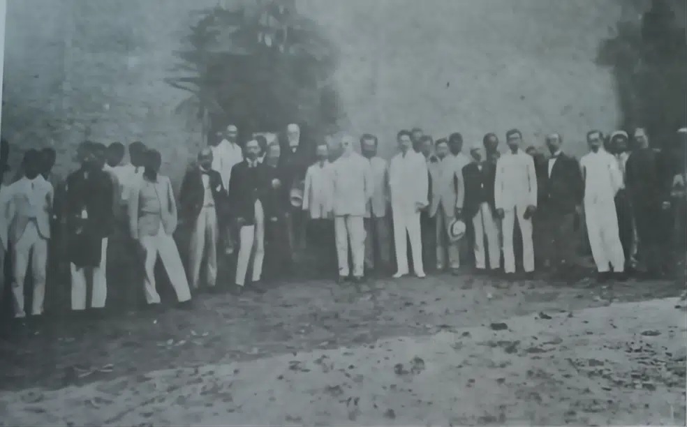 O Governador da Bahia e comitiva na inauguração do trecho de navegação fluvial entre Formosa do Rio Preto ao São Marcelo em 1908 – Foto: Reprodução