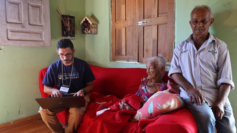 Dona Olinda, que vive na zona rural da Bahia, recebeu a visita do Tribunal de Justiça para evitar riscos em deslocamento até o fórum | Bnews - Divulgação Foto: Divulgação
